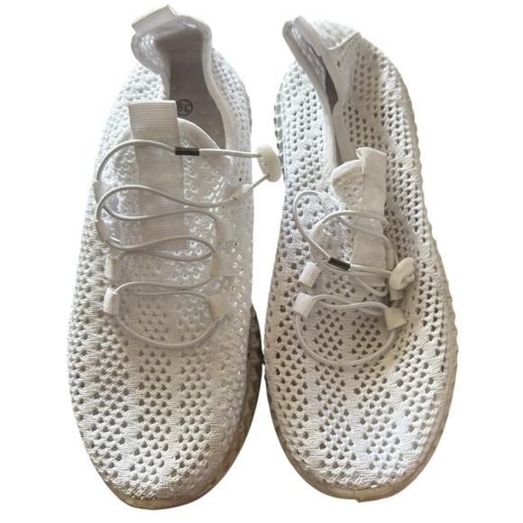 White mesh slip-on sneakers with red grippy soles and toggle laces. Size 39 EU - Picture 1 of 6